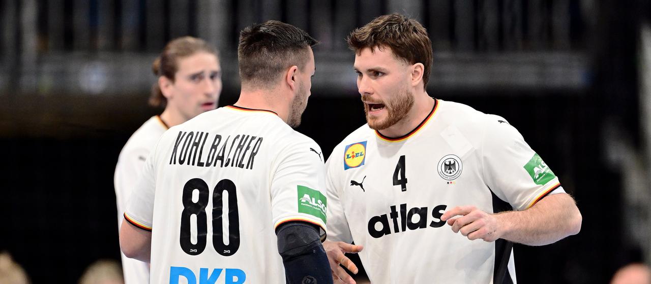 The Germans Kohlbacher (l.) and Golla celebrate against Croatia
