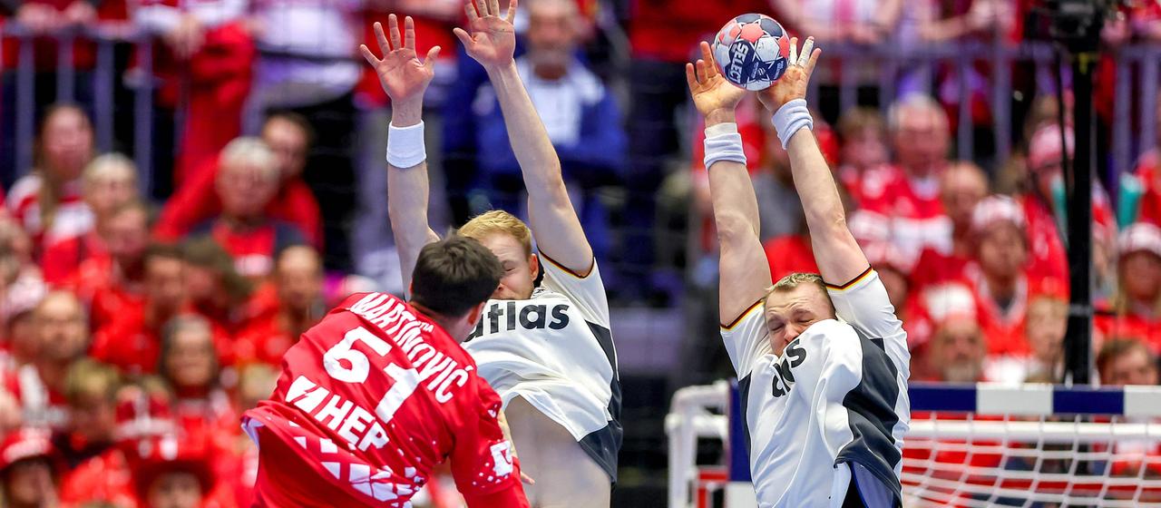 Justus Fischer blocks a throw from Ivan Martinovic