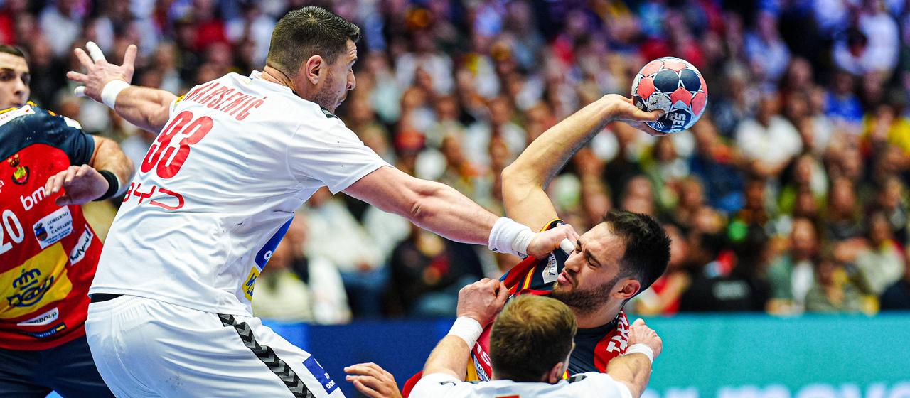 Mijajlo Marsenic and Dragan Pechmalbec in a duel with Spain