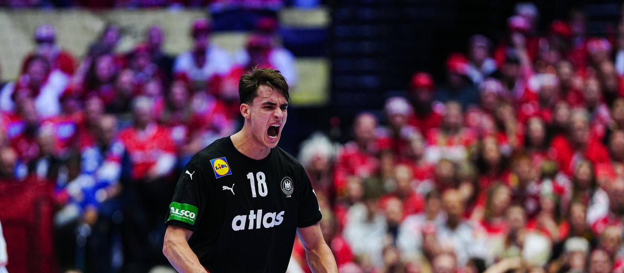 Julian Köster celebrates his goal