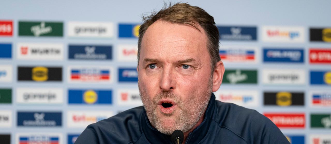 Dagur Sigurdsson at the press conference before the game against Germany 
