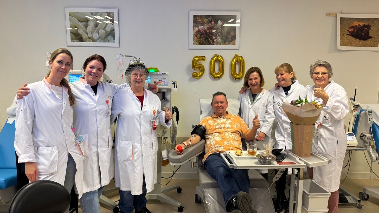 Hans was festively welcomed on his 500th donation of blood plasma (photo: Omroep Brabant).