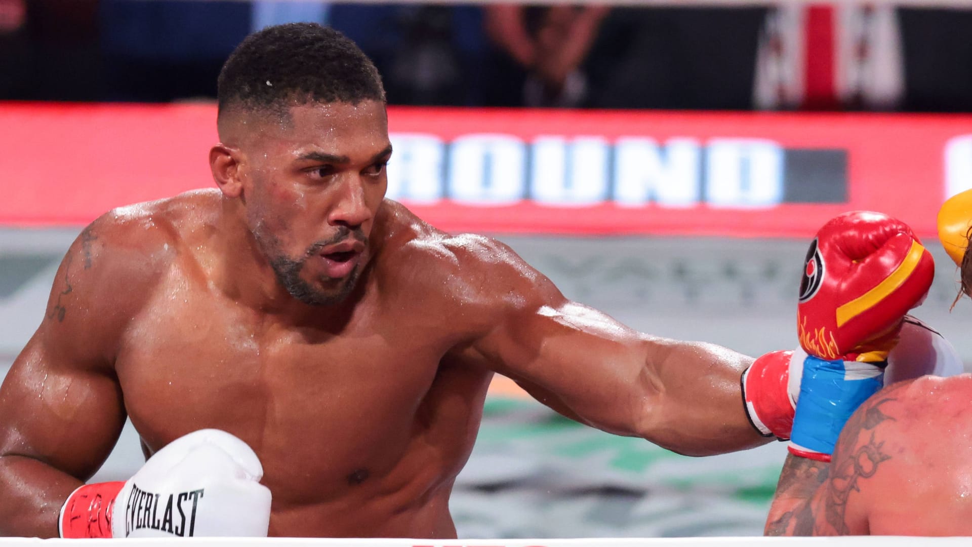 Anthony Joshua (left) in his last fight against Jake Paul: He lost two of his friends in a car accident.