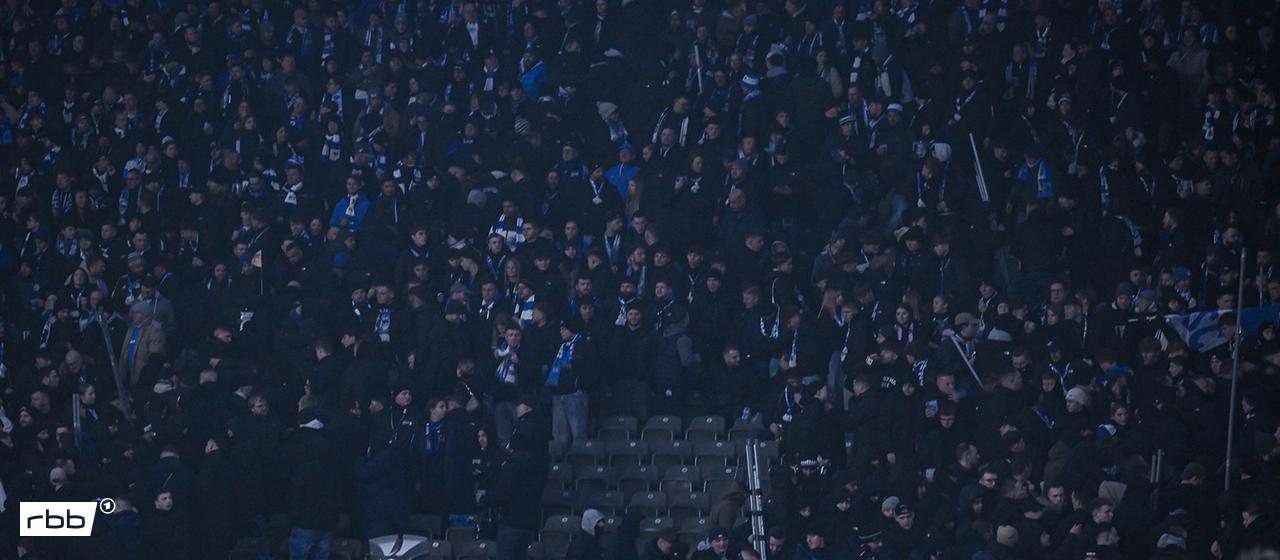 Hertha BSC fans leave the east curve during the game against Schalke 04. Source: imago images/RHR photo