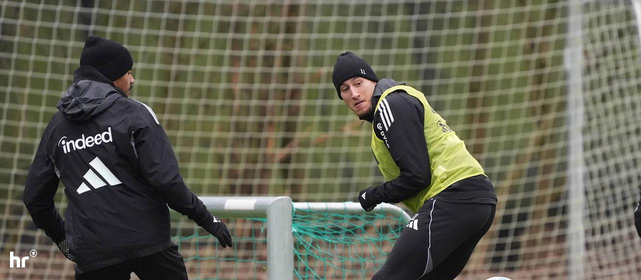 Younes Ebnoutalib (right) in Eintracht Frankfurt training.