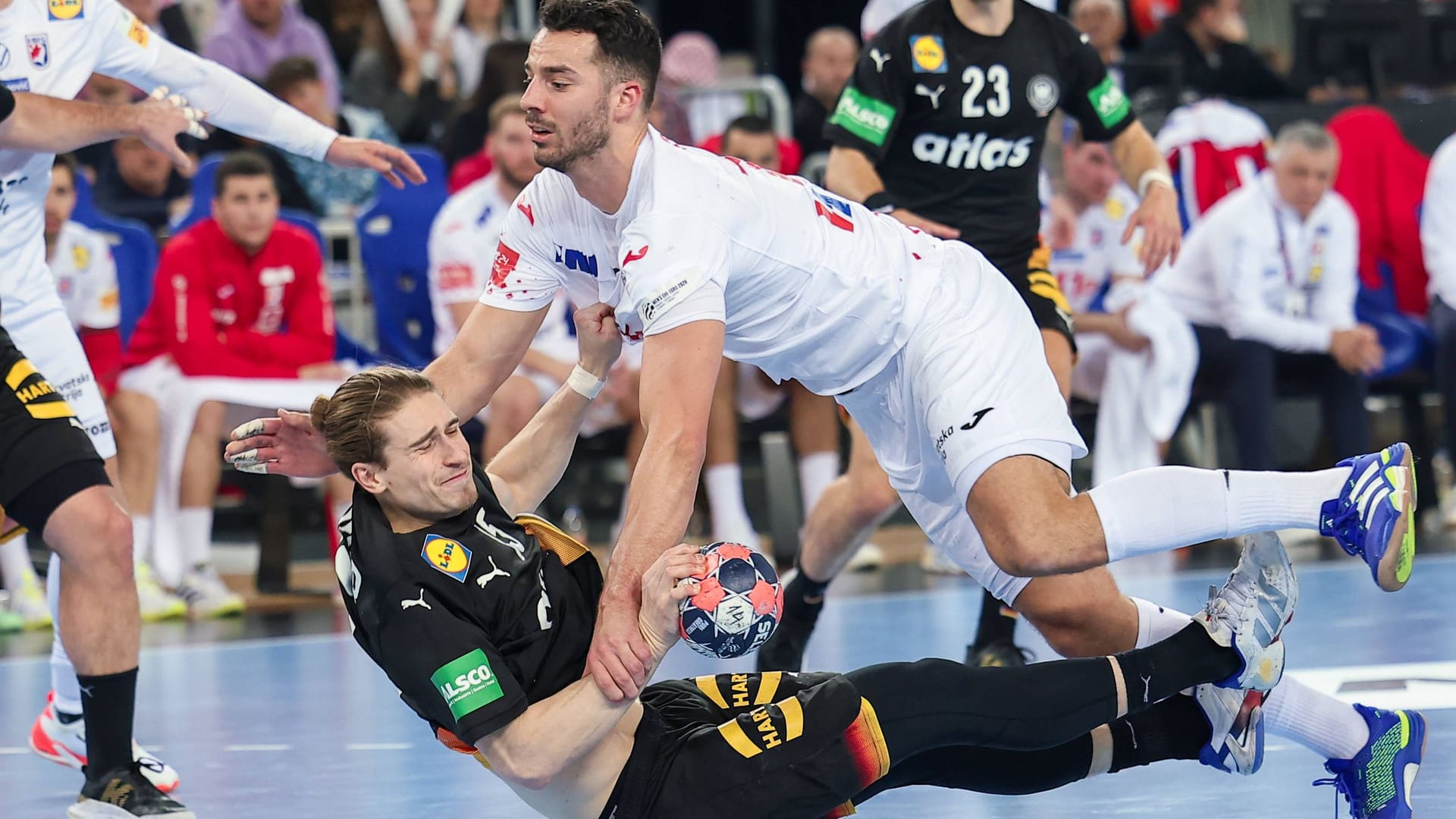 Juri Knorr (below) in a duel with a Croatian: The handball dress rehearsal is intended to give a foretaste of the European Championships.