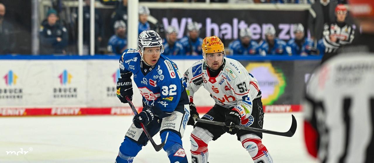 Ricardo Hendreschke (Dresdner Eislöwen, 32) against Maxim Rausch Fischtown (Penguins Bremerhaven, 53) 