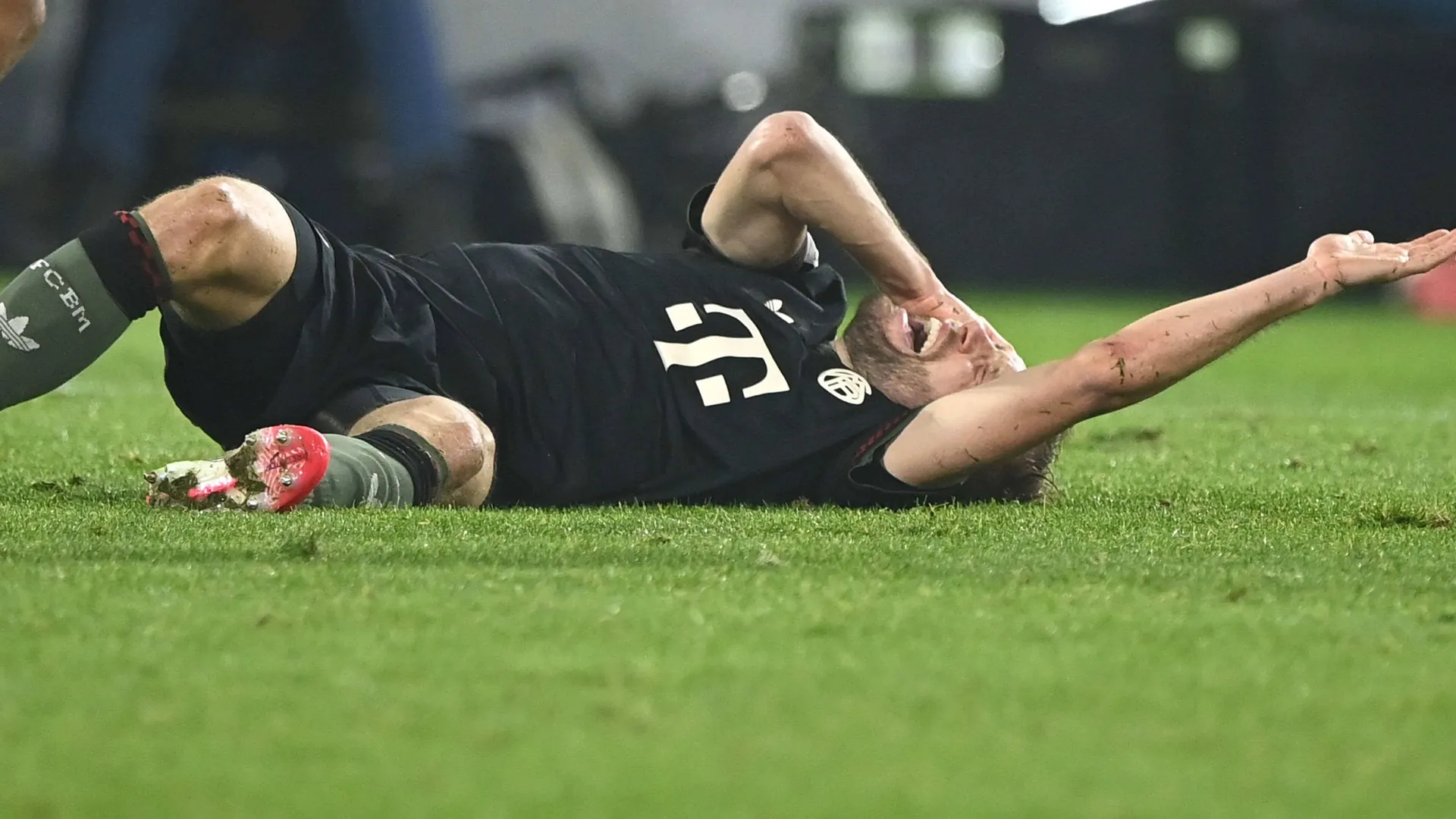 Konrad Laimer on the ground: The Austrian had to leave the pitch early.