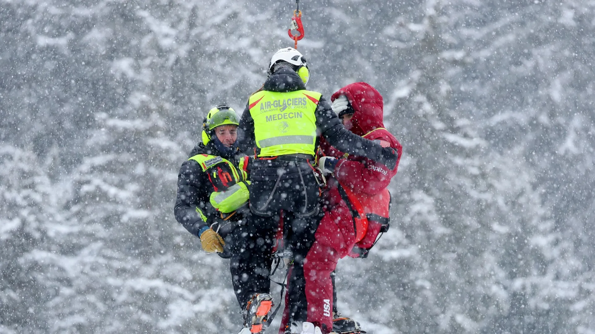Lindsey Vonn (r.): The ski ace was transported away in a helicopter. Lindsey Vonn (r.): The ski ace was transported away in a helicopter.