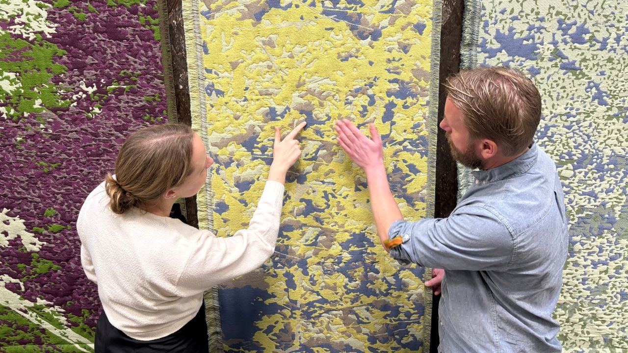 Liselot looks at the carpets with director Sander Roovers of the Weaving Museum