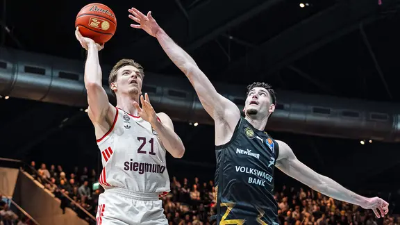 Justus Hollatz (FC Bayern Munich, left) against Braunschweig's Nikola Tomic