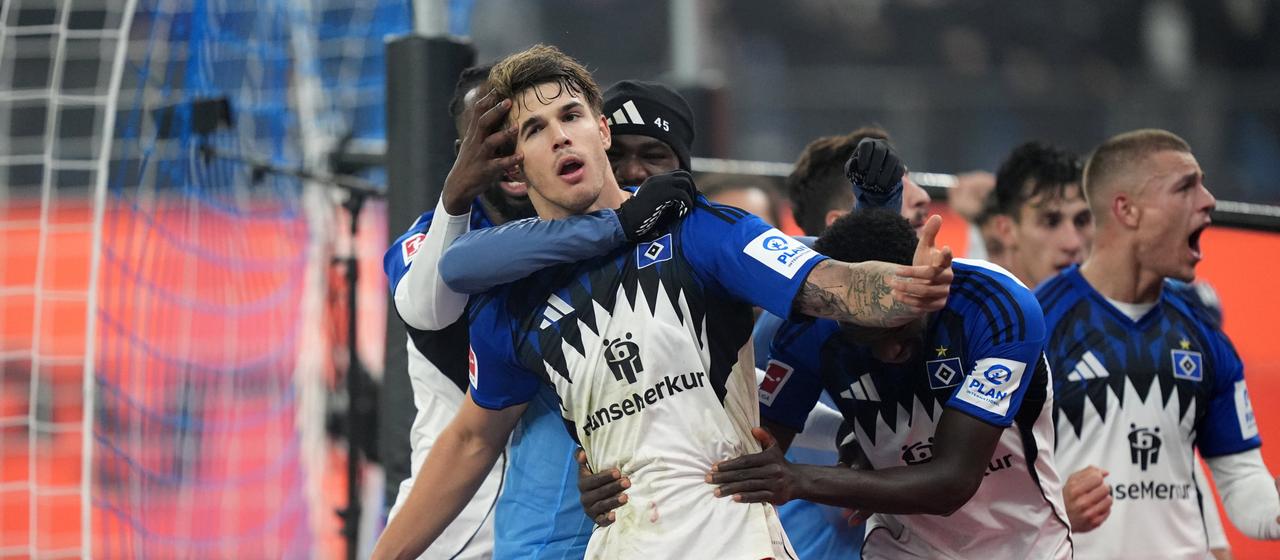 Luka Vuskovic from Hamburger SV celebrates after scoring a goal 
