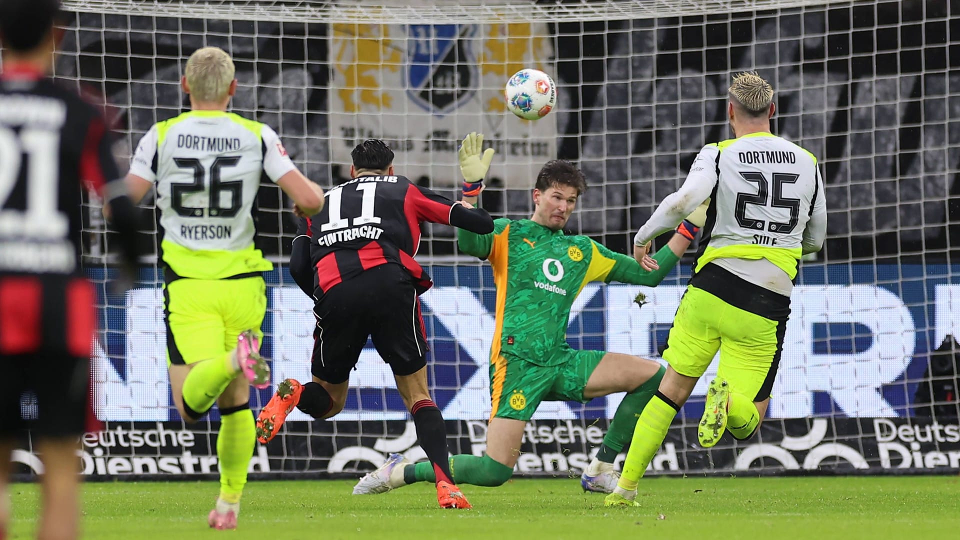 The interim 2:2: Frankfurt's Ebnoutalib (M.) scores against Dortmund's goalkeeper Kobel.