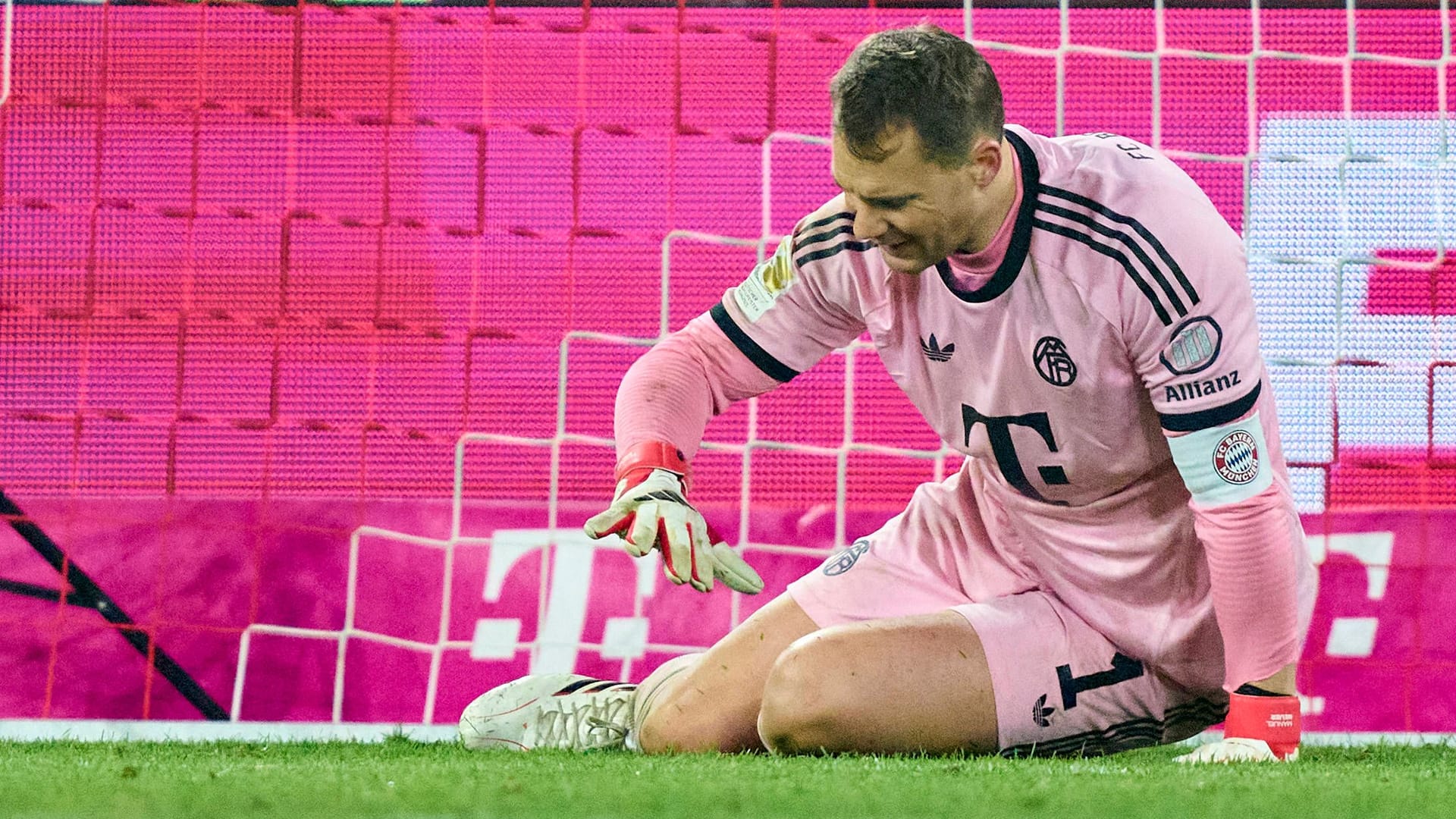 Manuel Neuer is annoyed: The goalkeeper couldn't keep a clean sheet on Wednesday.