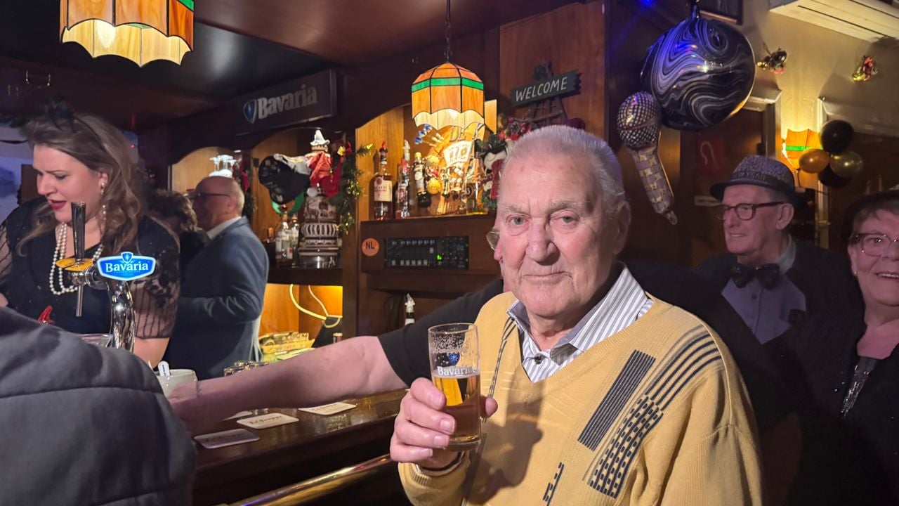 The oldest guest, Theo Teeuwsen, at the bar (photo: Omroep Brabant).
