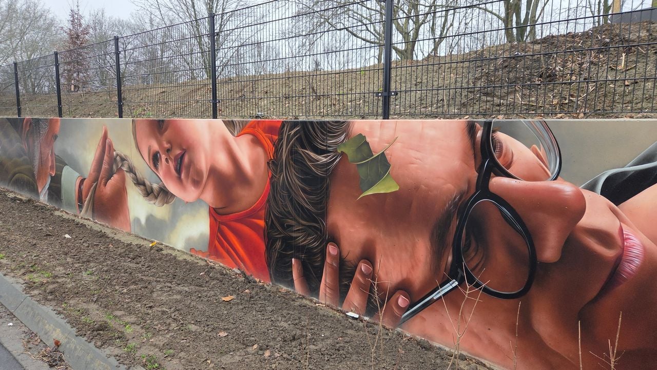 3-year-old Ietje together with her father on the mural in Veldhoven (photo: Noël van Hooft).