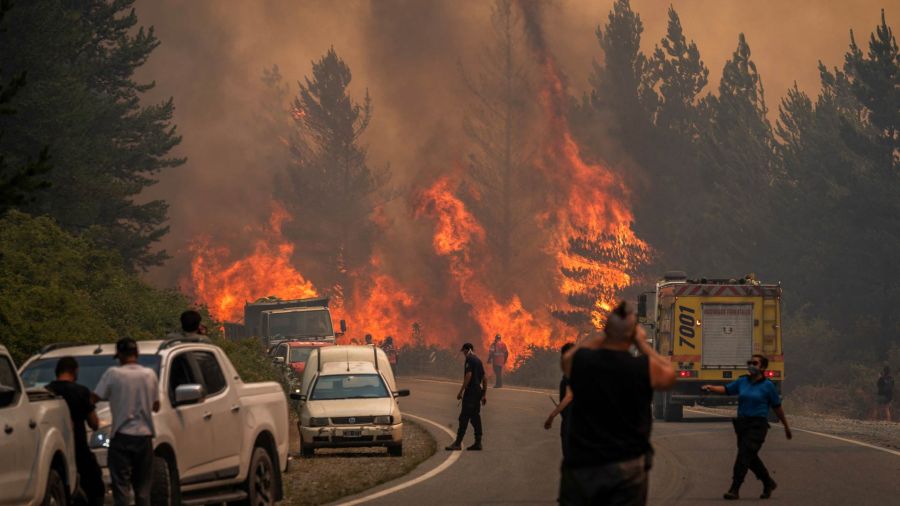 Photogallery Firefighters fight the flames to extinguish a forest fire on Mount Pirque, in El Hoyo, in the Patagonian region of the province of Chubut, Argentina