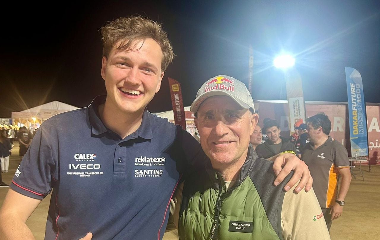 Marnix Leeuw in the photo with his role model Stéphane Peterhansel,