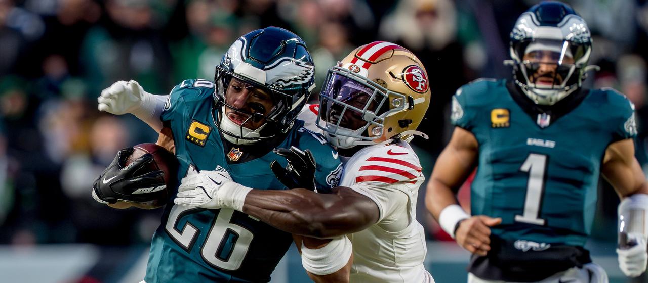 Saquon Barkley (l.) and the Philadelphia Eagles are eliminated from the NFL playoffs.