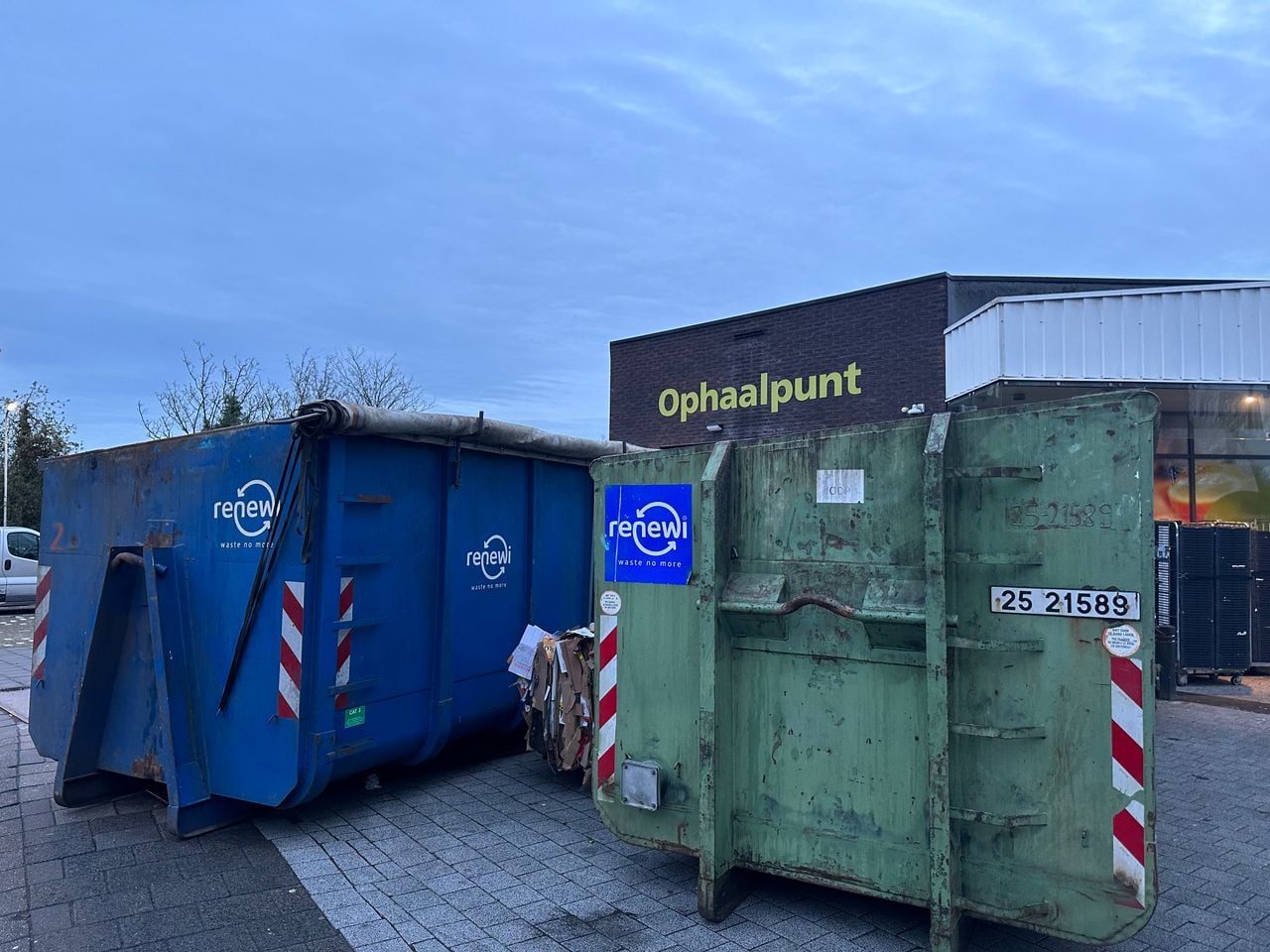 At the rear of the store there are two large garbage containers into which the stock disappears (photo: Floortje Steigenga).