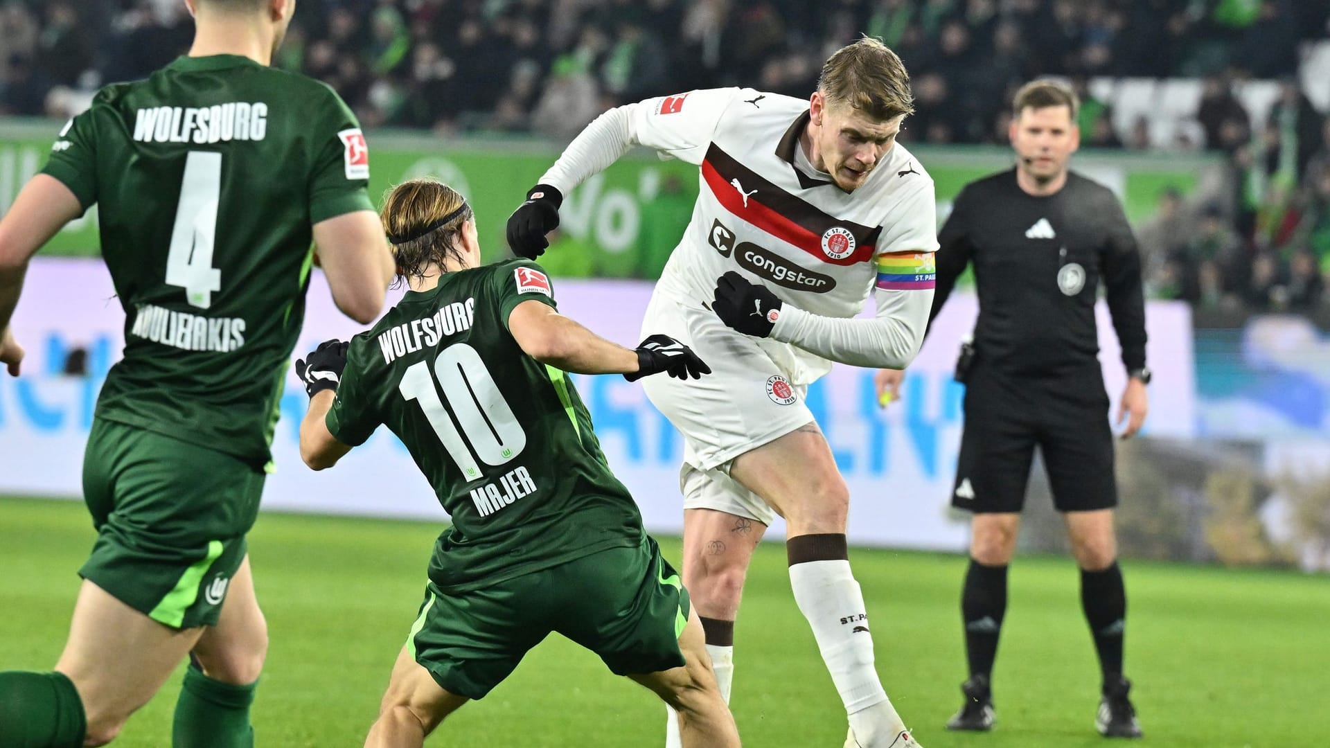 Eric Smith (m.) scored the goal to make it 1-1: St. Pauli fought for a long time for a deserved away point, but in the end narrowly lost in Wolfsburg.