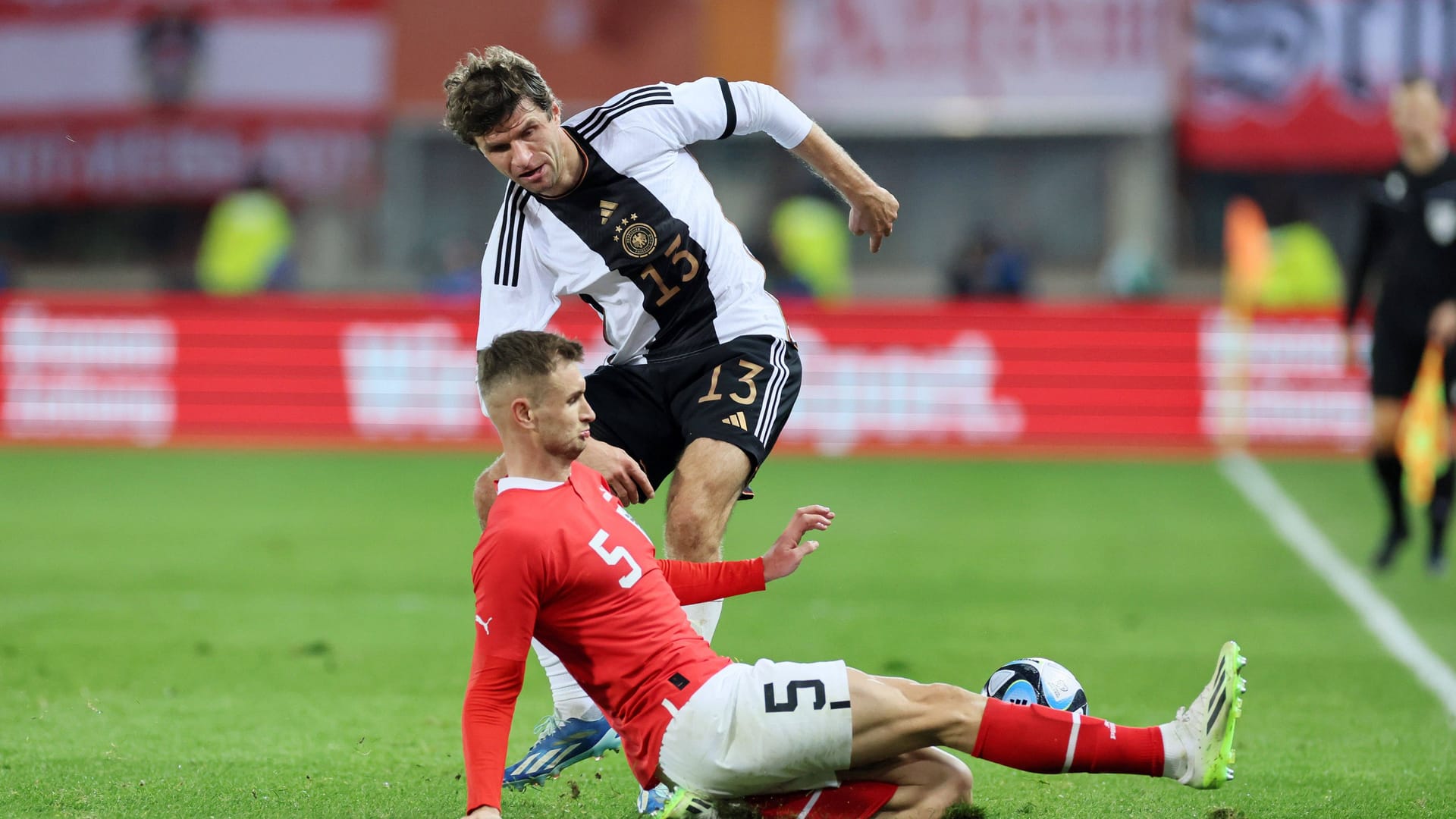 Duel with the then German national player Thomas Müller (back): Stefan Posch played 49 international matches for the Austrian national team.
