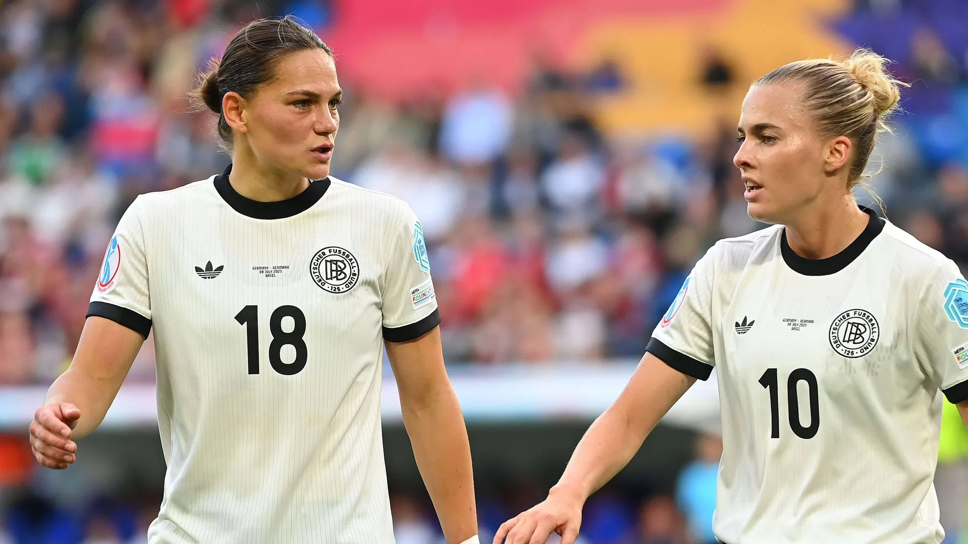 Giovanna Hoffmann (l.) next to Laura Freigang: Both are among the first substitutes.