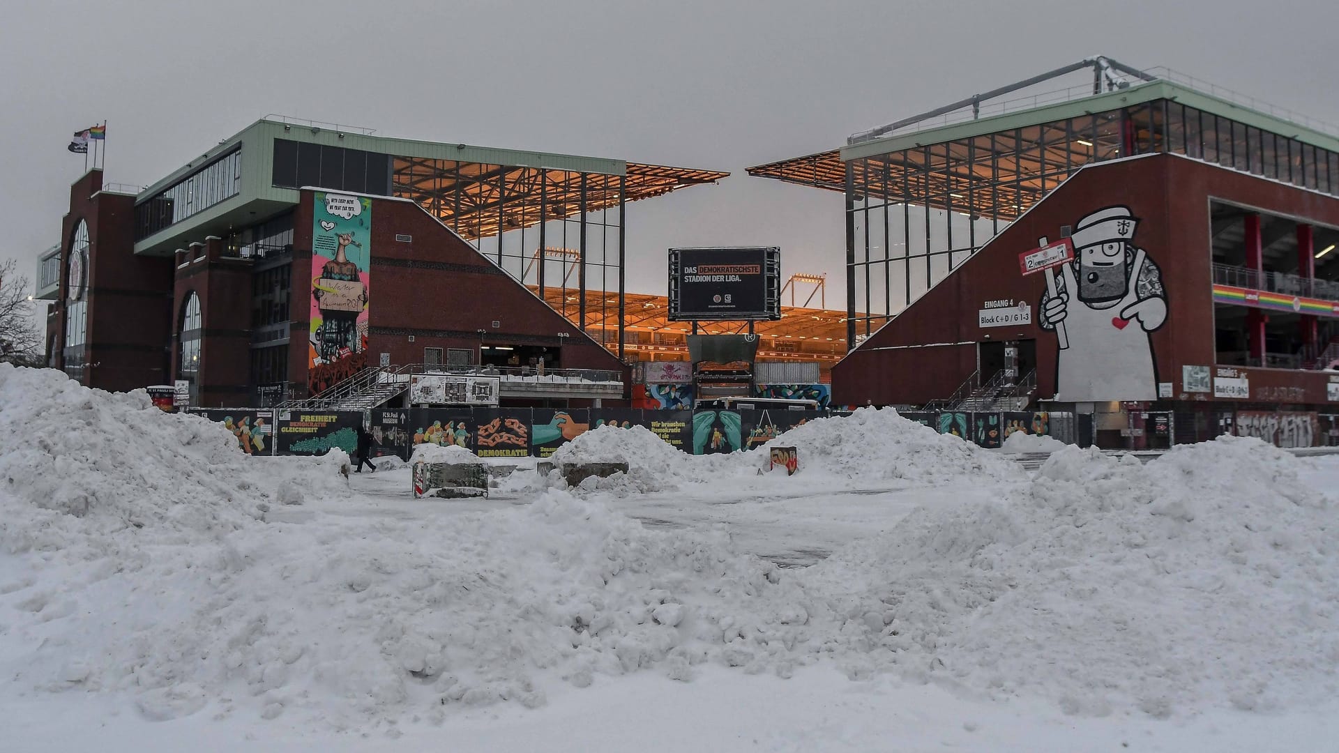 A look at the snow-covered Millerntor Stadium: The canceled St. Pauli game against RB Leipzig will be rescheduled for January 27th.