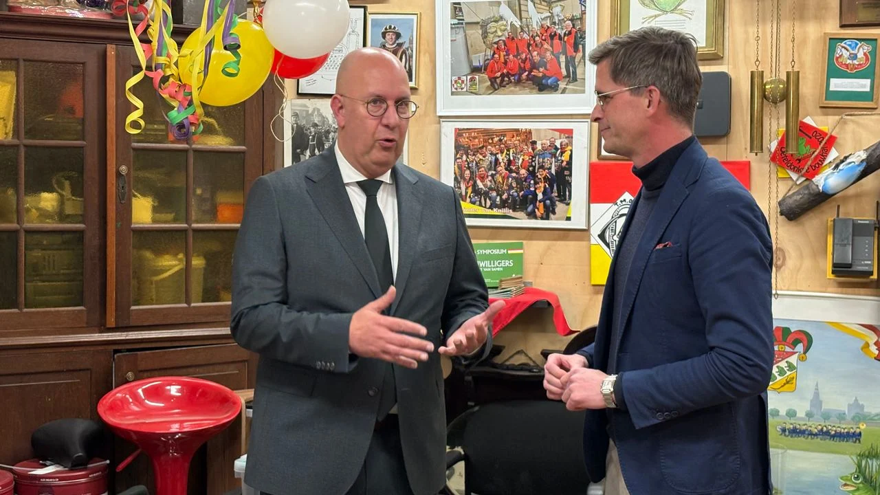 Mayor Jack Mikkers and Prime Minister of De Oeteldonksche Club Jeroen Dona want to return to the basics of the Oeteldonk carnival (photo: Ruud Ritzen).