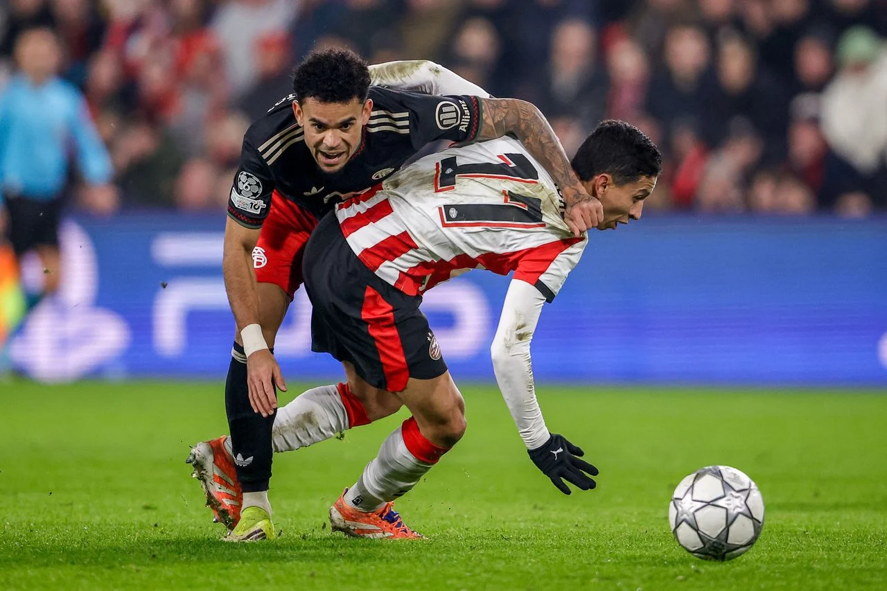 A fierce duel for the ball between Luiz Diaz and Mauro Junior (photo: Broer van den Boom / Orange Pictures).