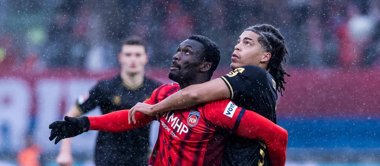 Heidenheim's Sirlod Conteh in a duel with Cologne's Jahmai Simpson-Pusey