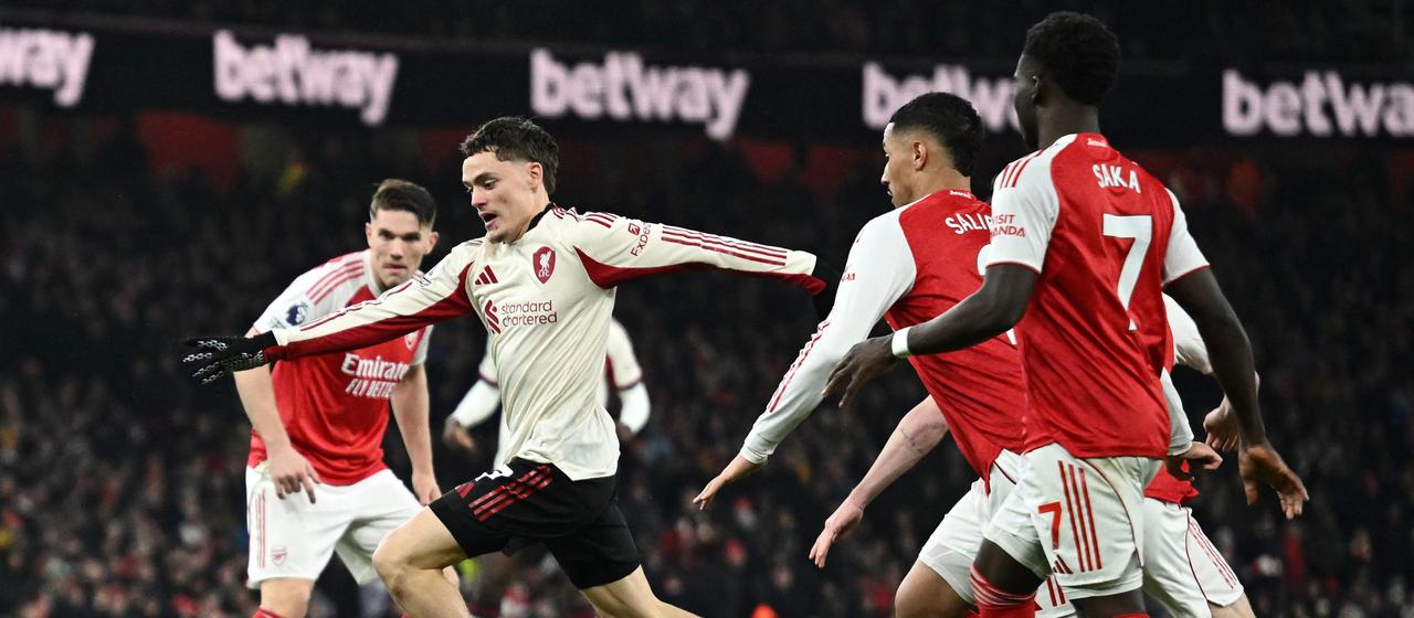 Liverpool's Florian Wirtz surrounded by Arsenal's William Saliba, Bukayo Saka and Viktor Gyökeres