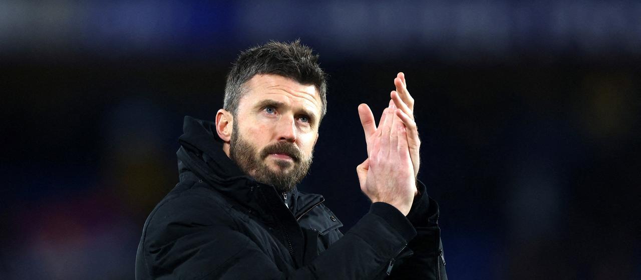 Manchester United's Michael Carrick thanks the fans