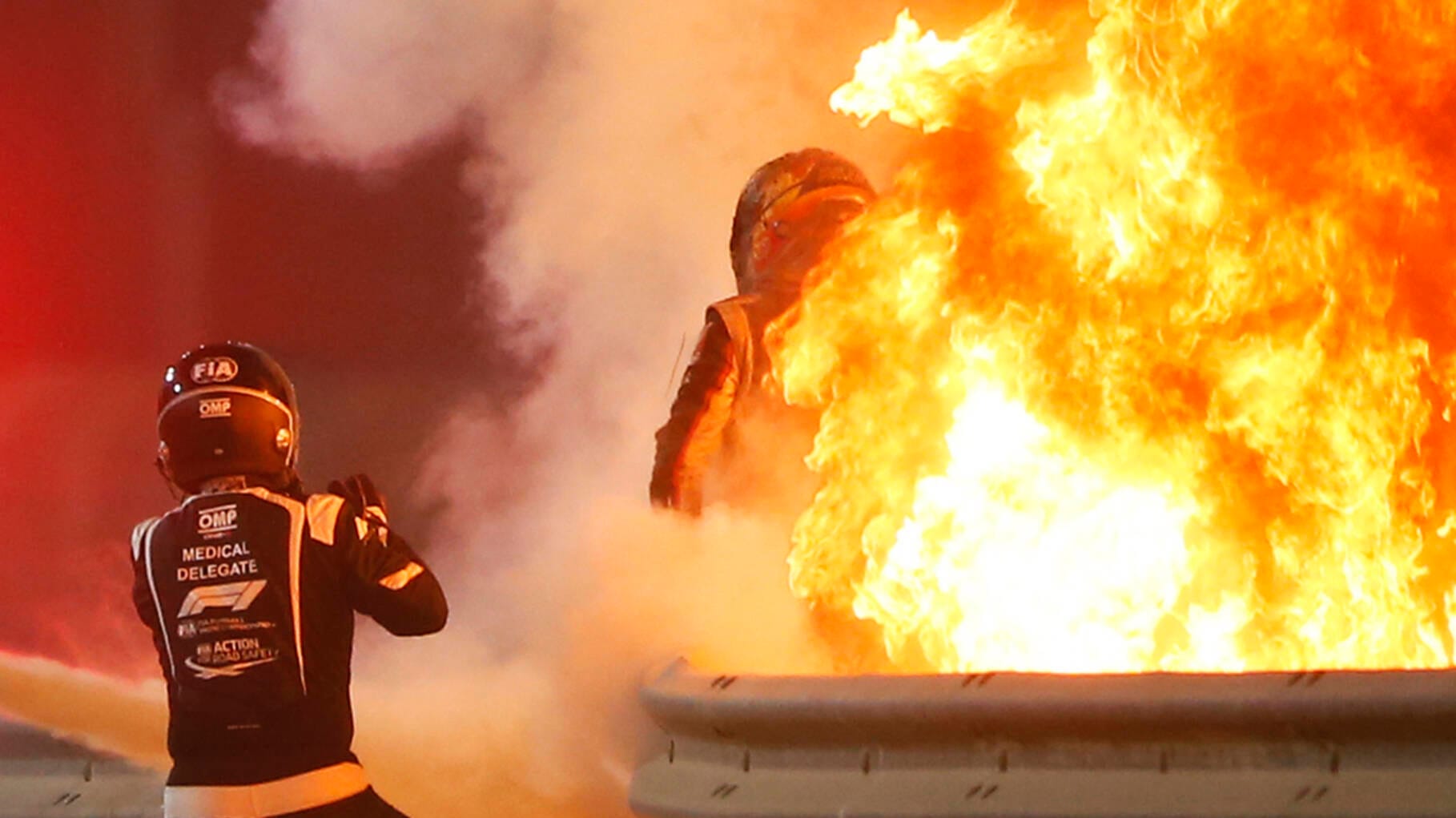 Romain Grosjean jumps out of the burning car: The Haas driver survived the accident in Bahrain.