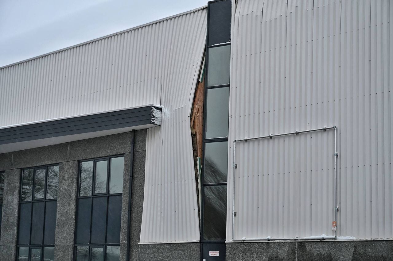 A large crack has appeared in one of the walls of the building (photo: Toby de Kort/Persbureau Heitink).