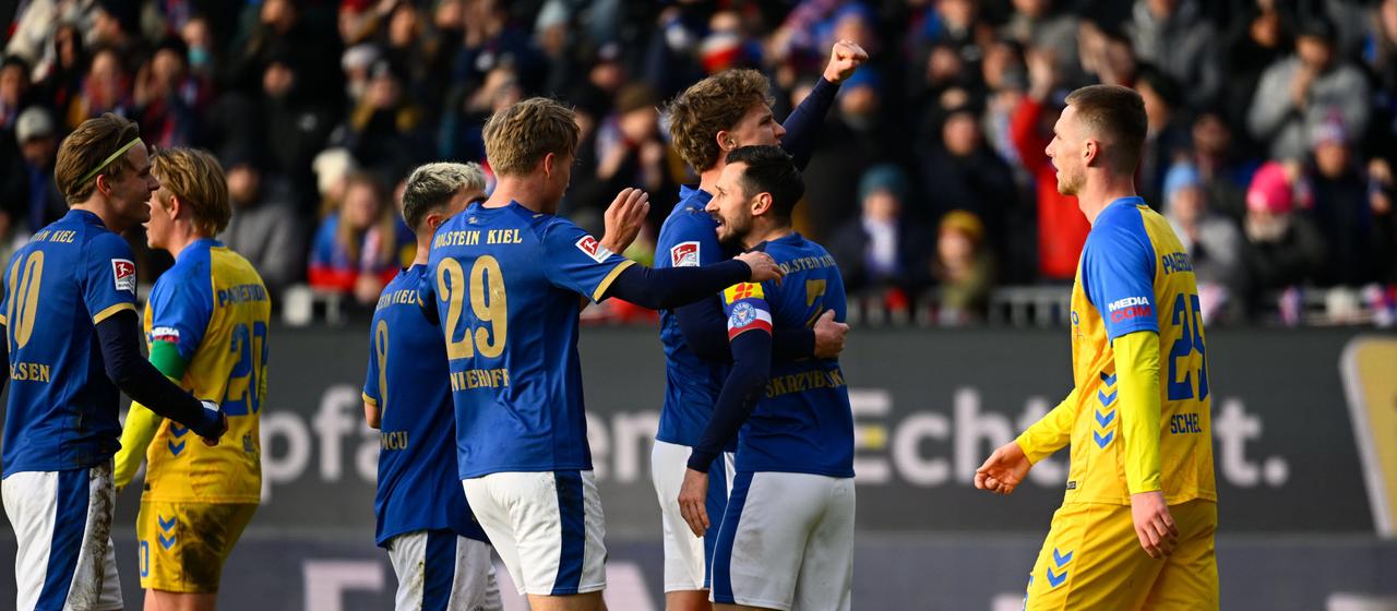 The players from Holstein Kiel celebrate a goal in the game against SC Paderborn