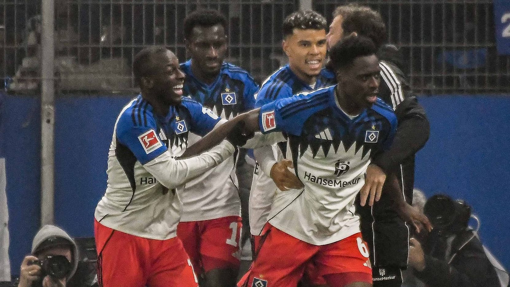 Jean-Luc Dompé (2nd from left) celebrates Albert Sambi Lokonga (m.): HSV could miss both top performers against Bayer Leverkusen.