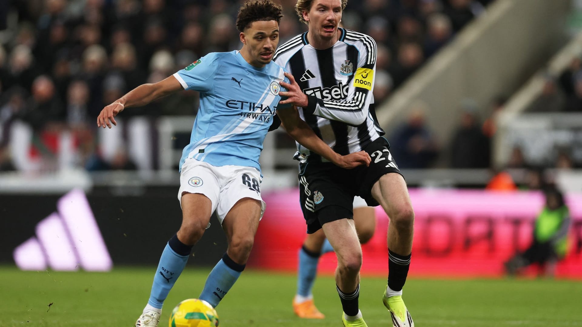 Nick Woltemade (r.) could not prevent the home defeat in the Carabao Cup against City.