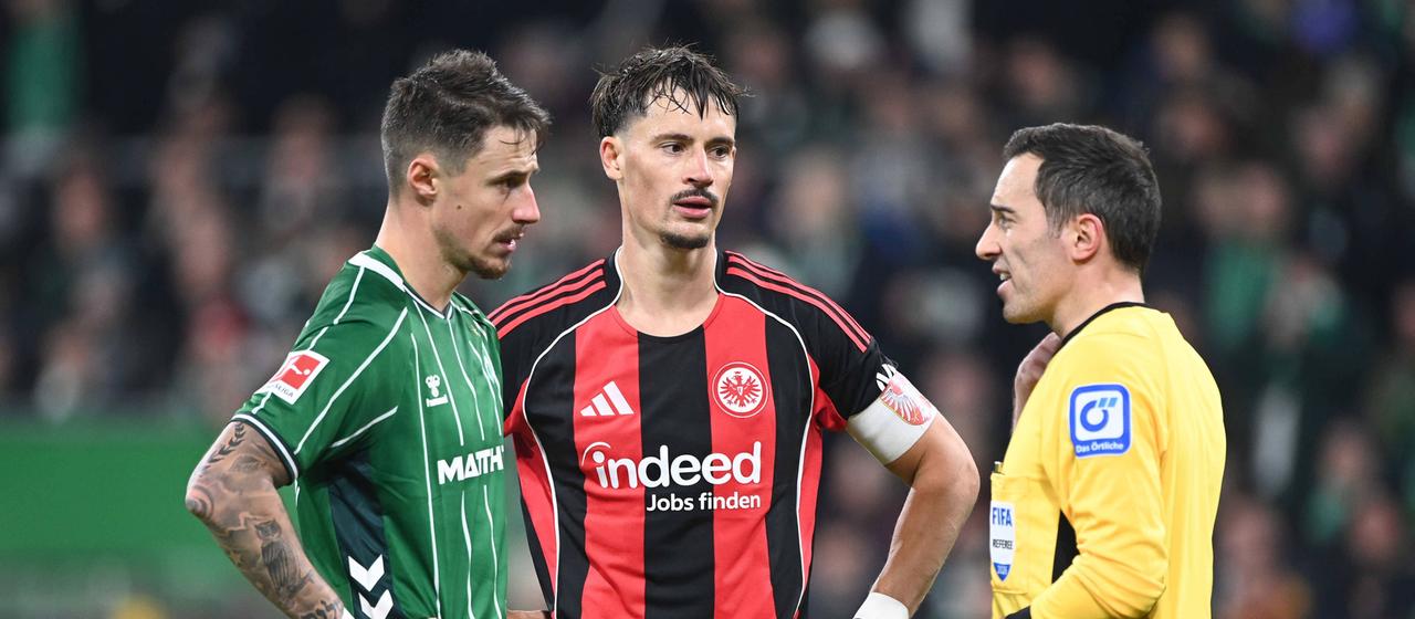 Marco Friedl (l.) and Robin Koch (m.) talking to the referee