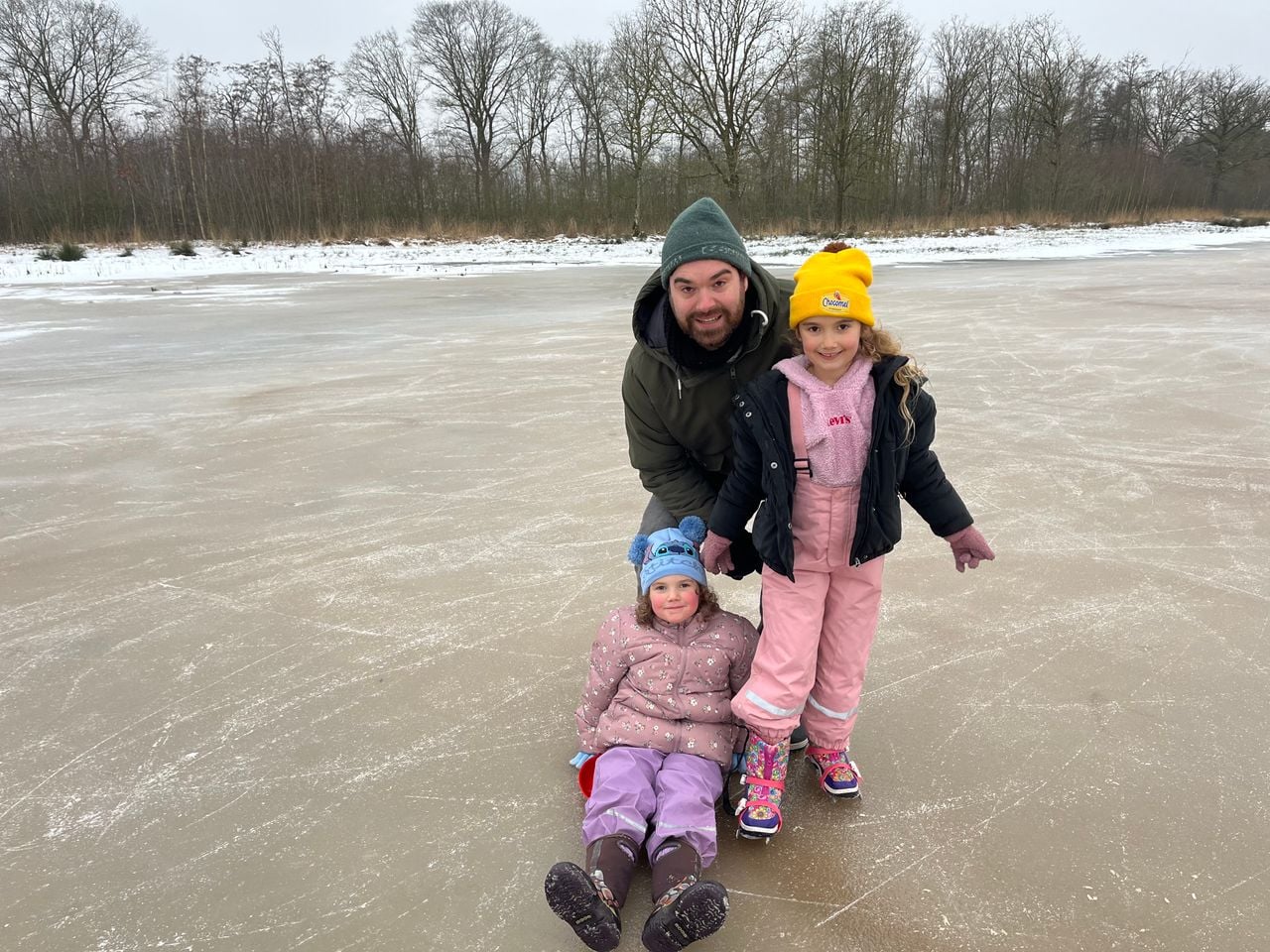 Maarten, Nora and Suze came to the fen with the whole family to go sledding and skating (photo: Omroep Brabant).
