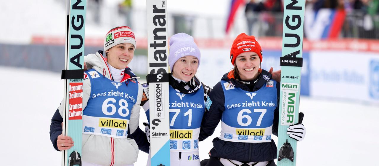 Third-placed Selina Freitag (l.) at the award ceremony in Villach