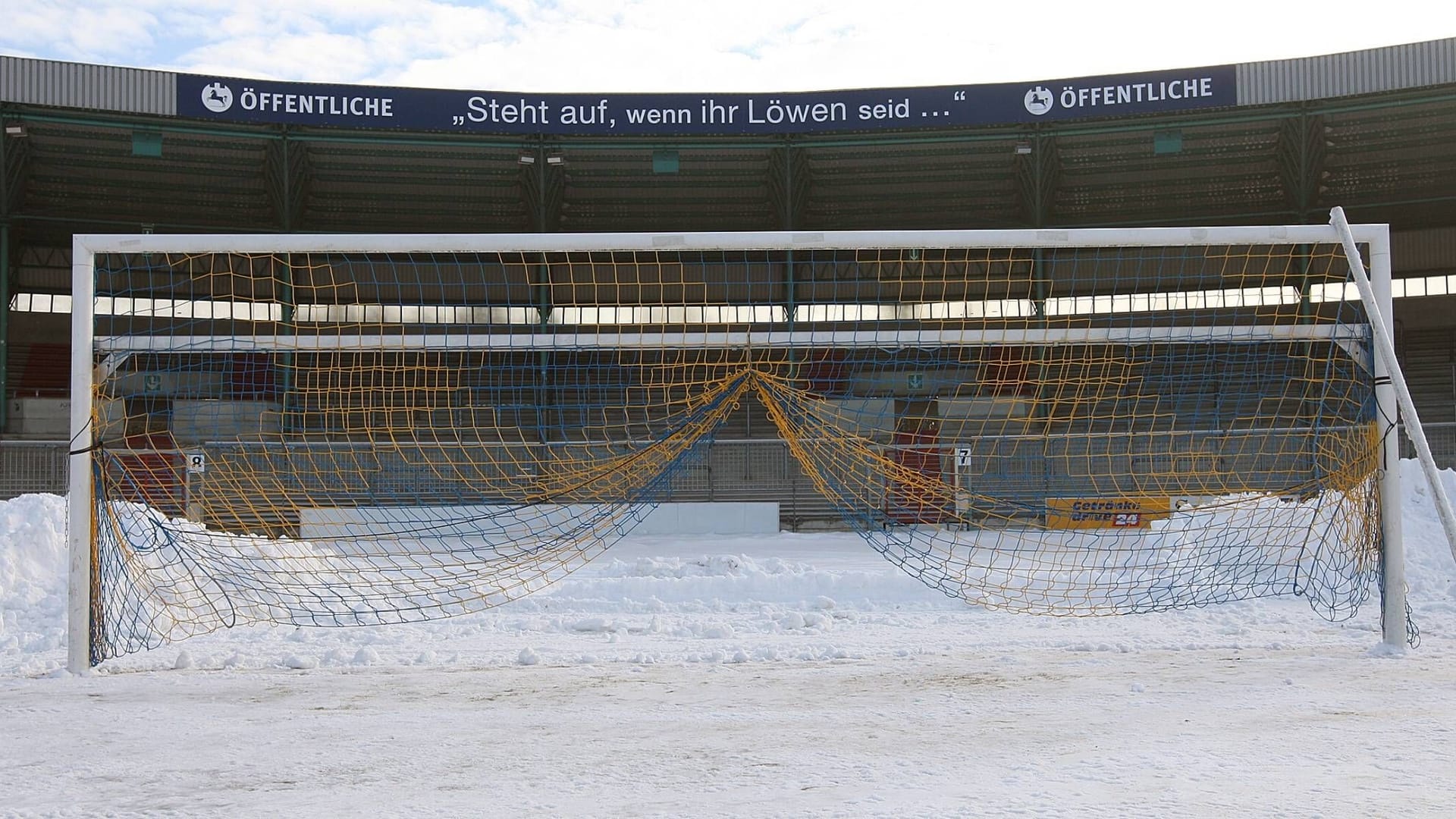 Snow in the Eintracht Stadium (archive photo): The BTSV professionals didn't let this spoil their mood.