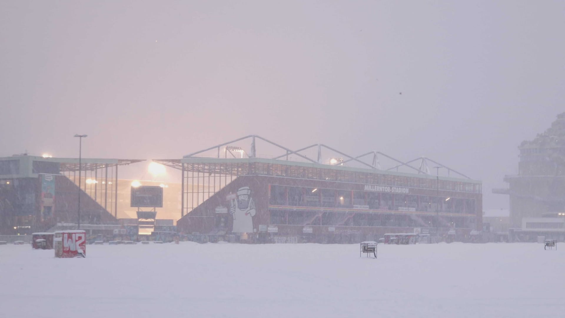 Millerntor Stadium on St. Pauli: Storm depths "Elli" leaves his mark in Hamburg.