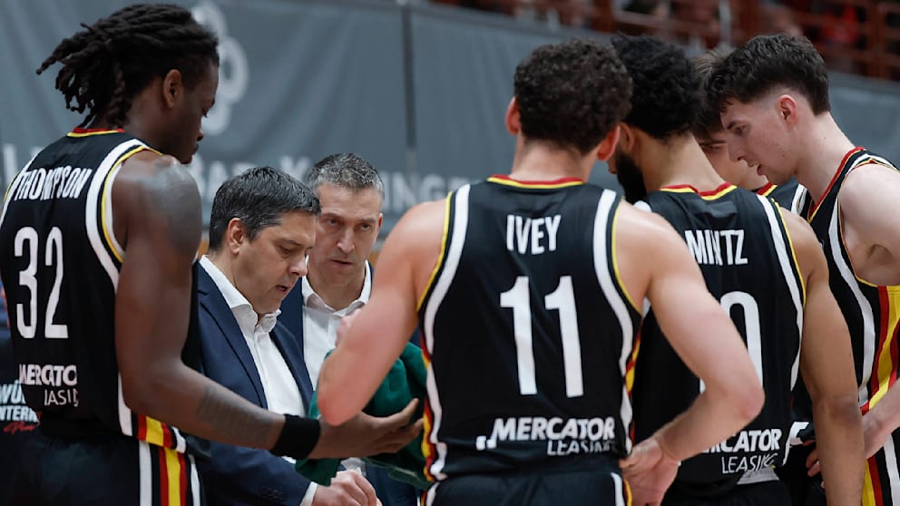 Coach Sasa Filipovski mit seinem Team