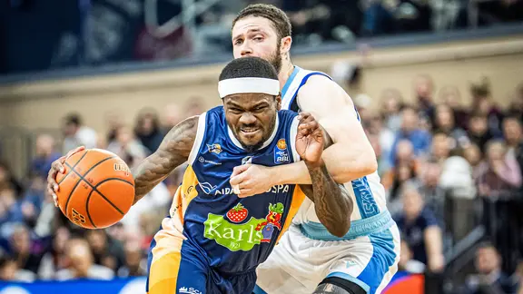 Game scene from the Bundesliga game Rostock against Frankfurt: TJ Crockett (l.)
