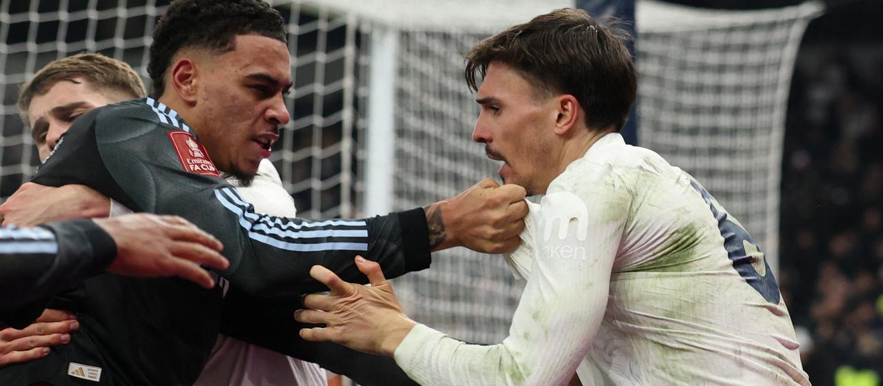 Tottenham's Joao Palhinha (r.) with Aston Villa's Morgan Rogers