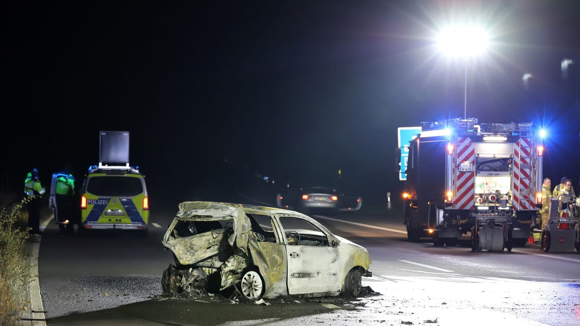 The burned-out VW Polo on the A555 near Cologne (archive photo): A mother and her daughter died in the serious accident.