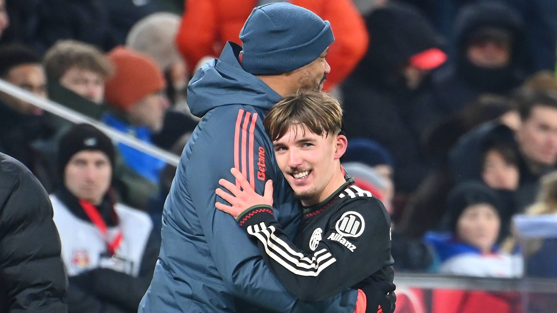 Bayern talent Lennart Karl (r.) is hugged by coach Vincent Kompany: He also impressed in the friendly against Salzburg.