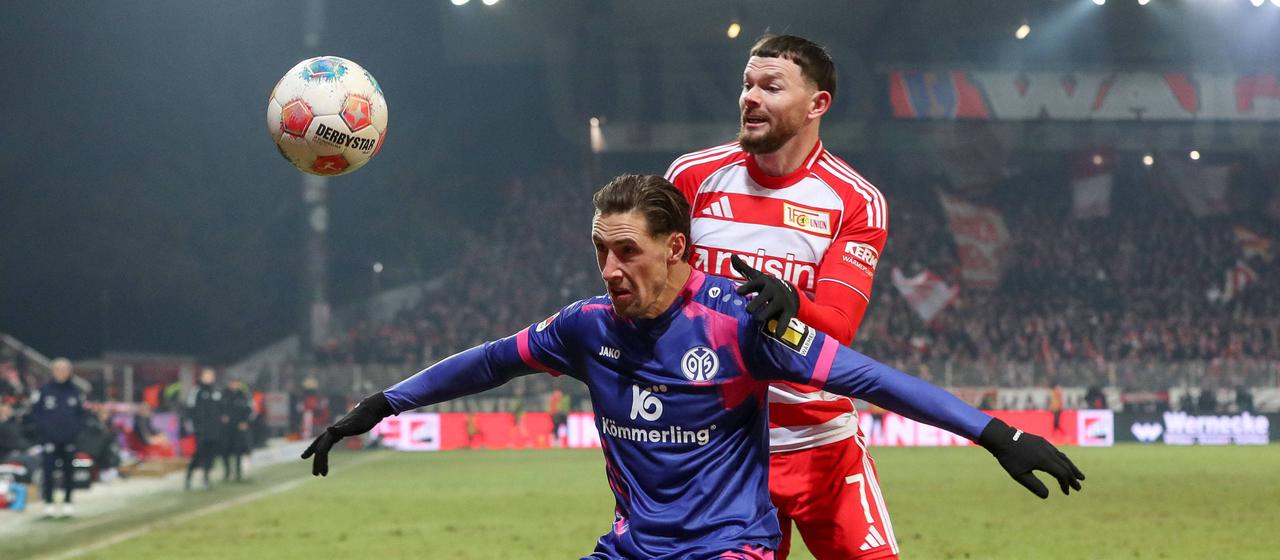 Mainz Dominik Kohr in a duel with Union Berlin's Oliver Burke