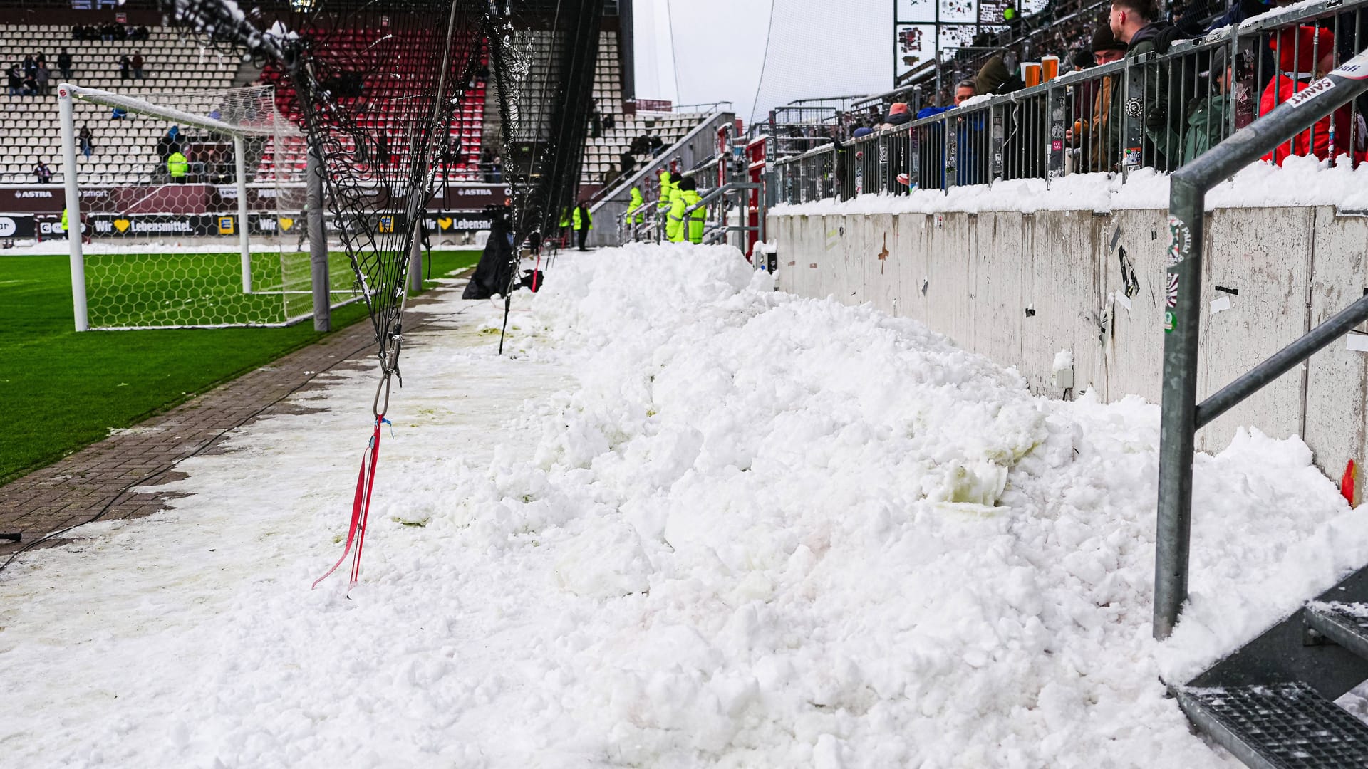 There was already a lot of snow during FC St. Pauli's friendly against Werder Bremen a few days ago.